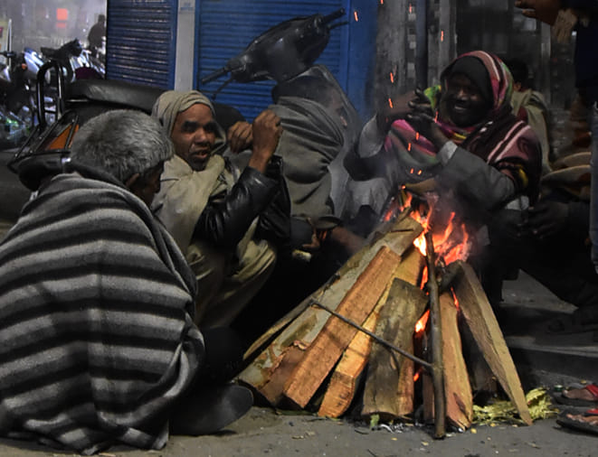 सहारनपुर में घने कोहरे और ठंड में अलाव का सहारे लेते लोग