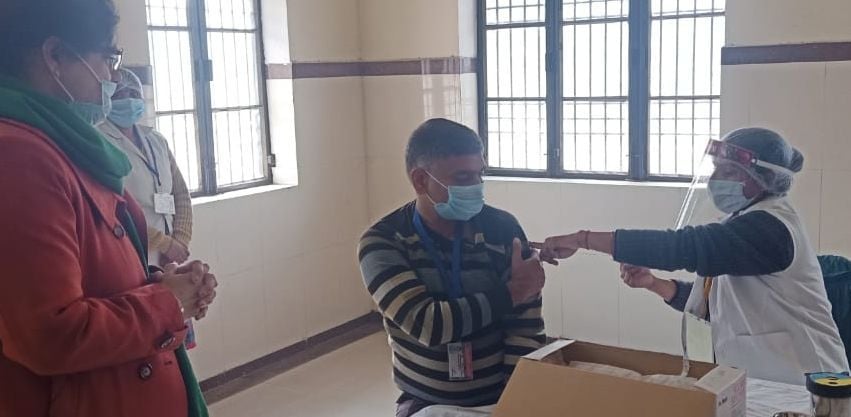 बरखेड़ा बूथ पर सीएम की निगरानी में एमओआईसी को लगाया जा रहा टीका। बरखेड़ा बूथ पर सीएम की निगरानी में एमओआईसी को लगाया जा रहा टीका।