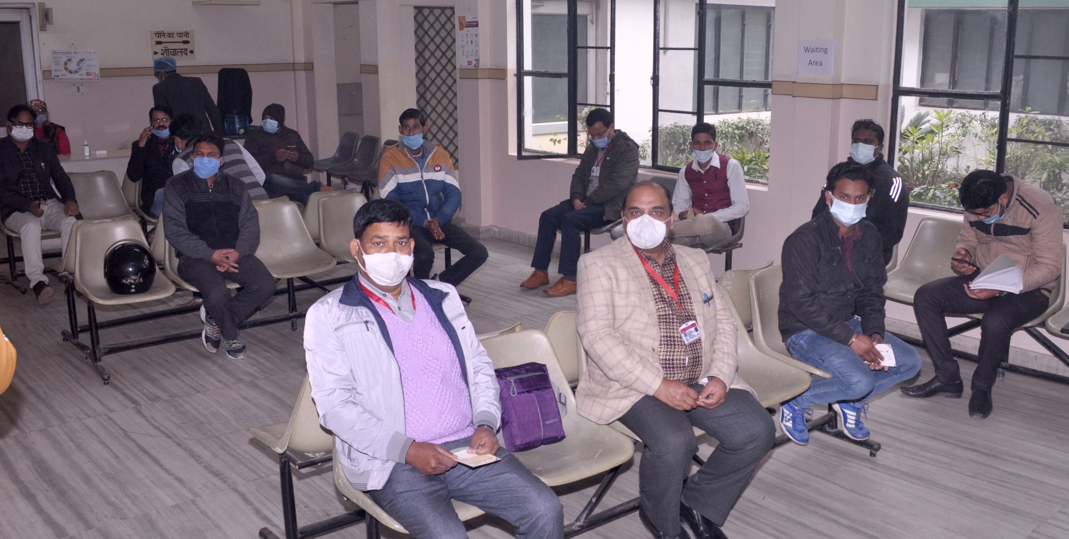 वैक्सीन कक्ष के बाहर टीकाकरण के इंतजार में बैठे कोरोना योद्धा। वैक्सीन कक्ष के बाहर टीकाकरण के इंतजार में बैठे कोरोना योद्धा।