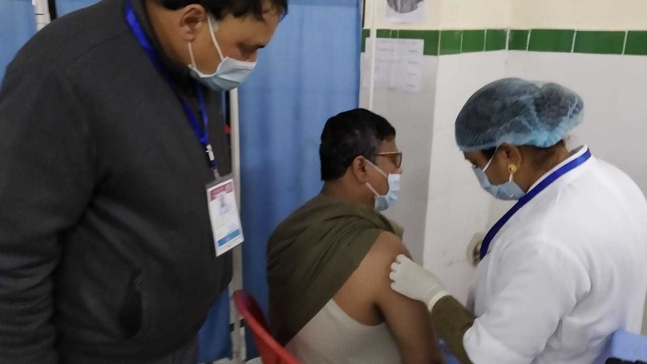 बागेश्वर जिला अस्पताल में वैक्सीनेशन कराते डॉ. एजल पटेल। संवाद न्यूज एजेंसी बागेश्वर जिला अस्पताल में वैक्सीनेशन कराते डॉ. एजल पटेल। संवाद न्यूज एजेंसी