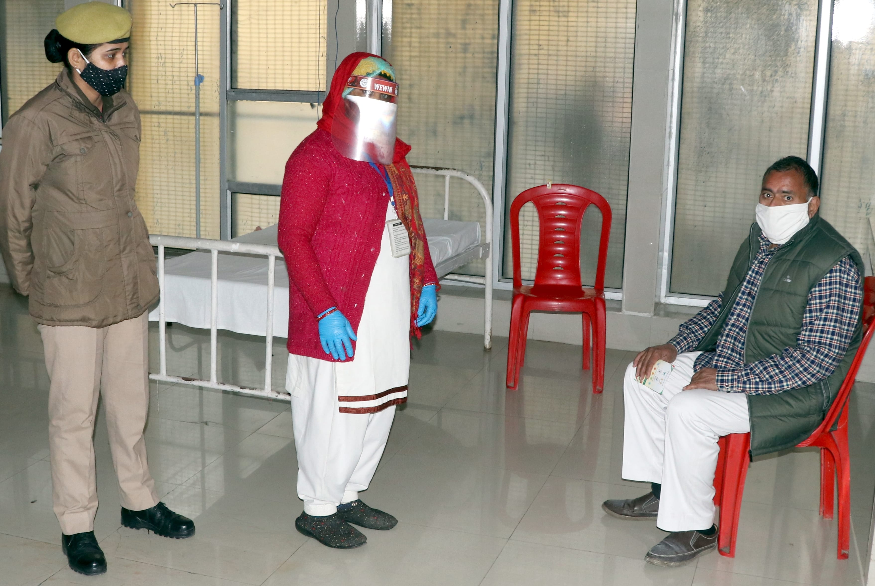 बिजनौर में जिला अस्पताल में कोरोना वैक्सीन का टीका लगवाने के बाद पर्यवेक्षण कक्ष में स्वास्थ्यक बिजनौर में जिला अस्पताल में कोरोना वैक्सीन का टीका लगवाने के बाद पर्यवेक्षण कक्ष में स्वास्थ्यक