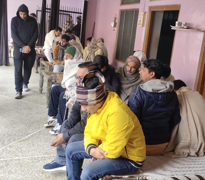 बाबरी क्षेत्र के गांव बन्तीखेडा मृतक इस्पैक्टर अरविन्द कुमार के आवास पर सांत्वना देने पहुचे लो? बाबरी क्षेत्र के गांव बन्तीखेडा मृतक इस्पैक्टर अरविन्द कुमार के आवास पर सांत्वना देने पहुचे लो?