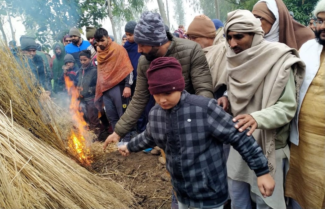 बाबरी क्षेत्र के गांव बन्तीखेडा में श्मशान घाट पर मुखाग्नी देता मृतक का पुत्र बाबरी क्षेत्र के गांव बन्तीखेडा में श्मशान घाट पर मुखाग्नी देता मृतक का पुत्र