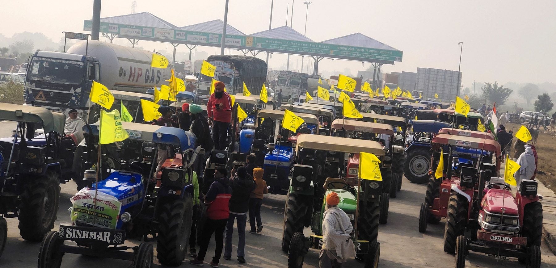 बद्दोवाल टोल पर पहुंची ट्रैक्टर यात्रा। संवाद बद्दोवाल टोल पर पहुंची ट्रैक्टर यात्रा। संवाद
