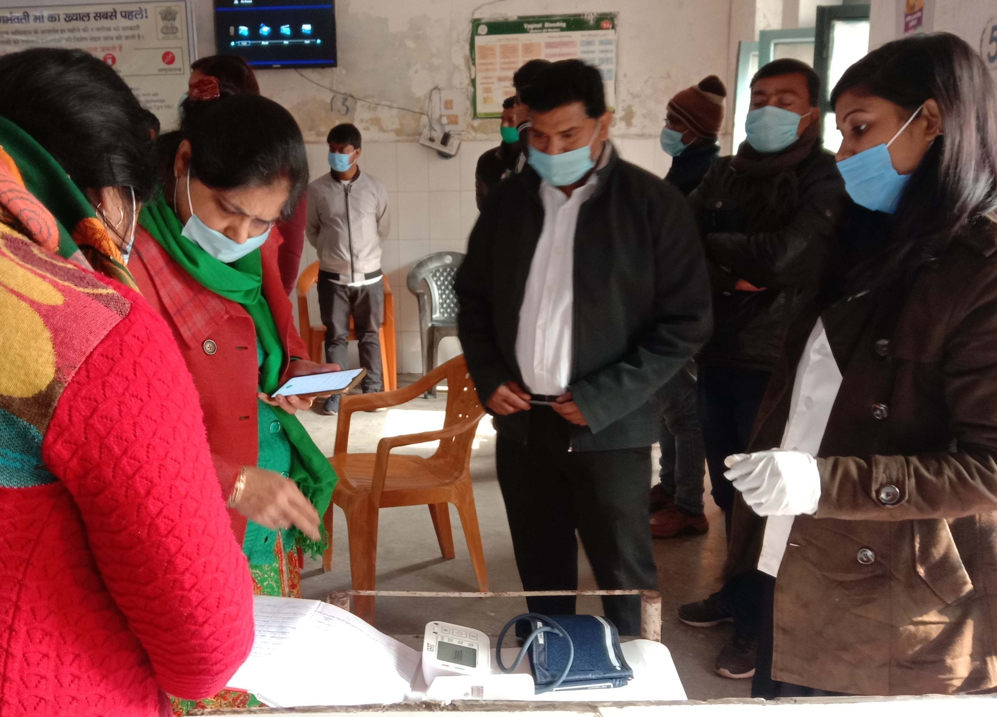 पूरनपुर सीएचसी का निरीक्षण कर जानकारी करती सीएमओ। पूरनपुर सीएचसी का निरीक्षण कर जानकारी करती सीएमओ।