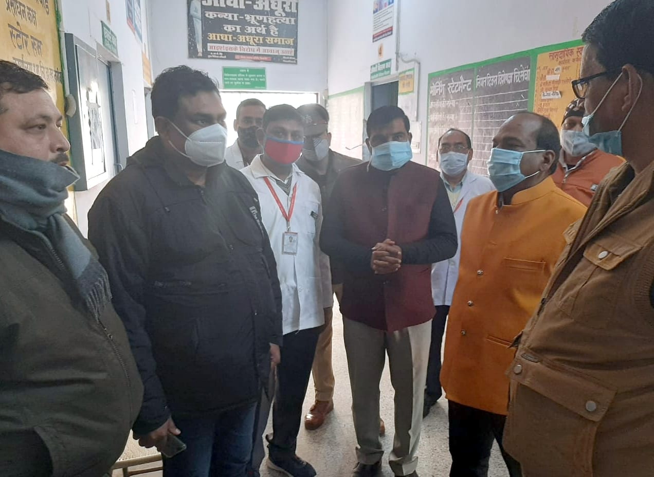 नगीना के सामुदायिक स्वास्थ्य केंद्र में टीकाकरण कार्यक्रम का निरीक्षण करते एसडीएम घनश्याम वर्?