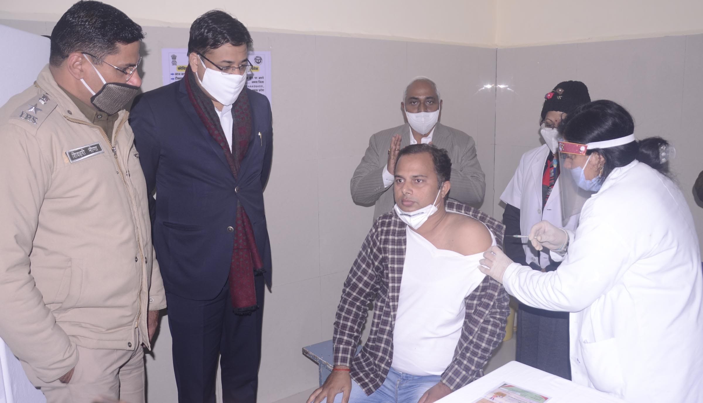 महिला अस्पताल में जिलाधिकारी के सामने डा0 राजीव त्रिपाठी को कोविड का पहला टीका लगाती नर्स। महिला अस्पताल में जिलाधिकारी के सामने डा0 राजीव त्रिपाठी को कोविड का पहला टीका लगाती नर्स।