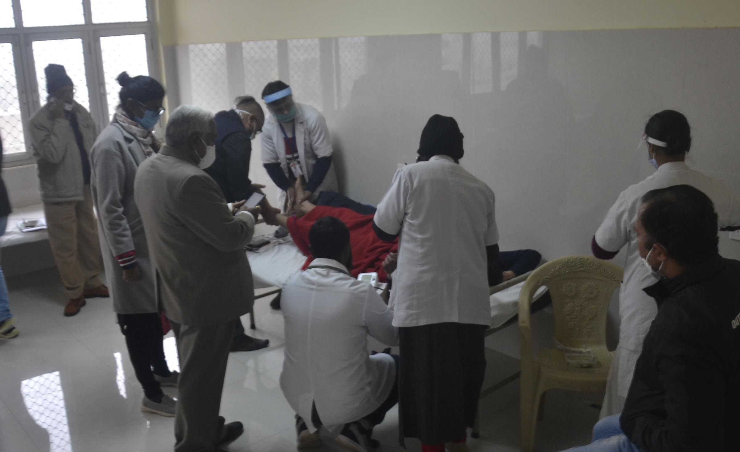 महिला अस्पताल में कोविड टीका लगने के बाद तबियत खराब होने पर डा0 हरीश्चन्द्र का इलाज करते चिकित्सक महिला अस्पताल में कोविड टीका लगने के बाद तबियत खराब होने पर डा0 हरीश्चन्द्र का इलाज करते चिकित्सक