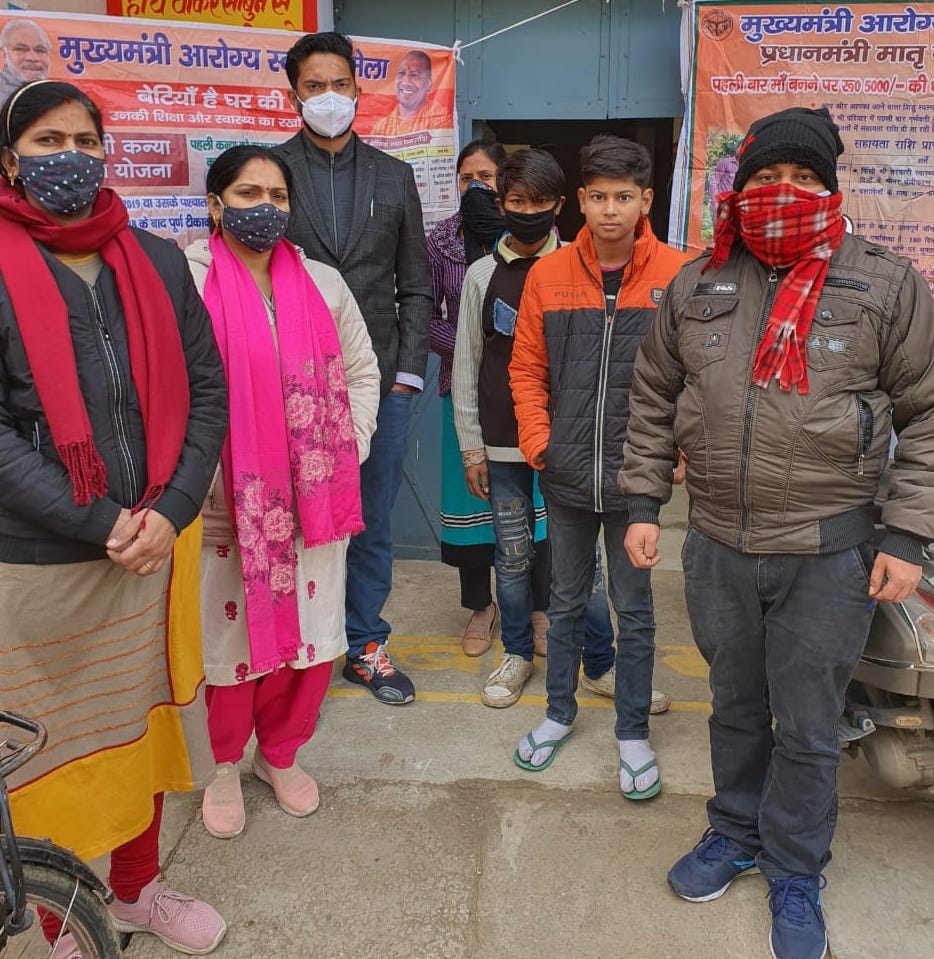 शामली बरखंडी स्थित आरोग्य मेले में भाग लेती महिला चिकित्सक व बच्चे