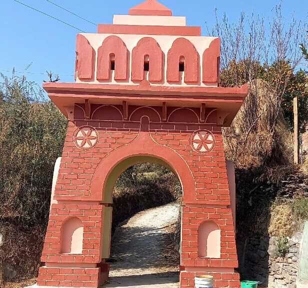 चंपावत जिले के कर्णकरायत में स्थित बाणासुर के किले का प्रवेशद्वार। चंपावत जिले के कर्णकरायत में स्थित बाणासुर के किले का प्रवेशद्वार।