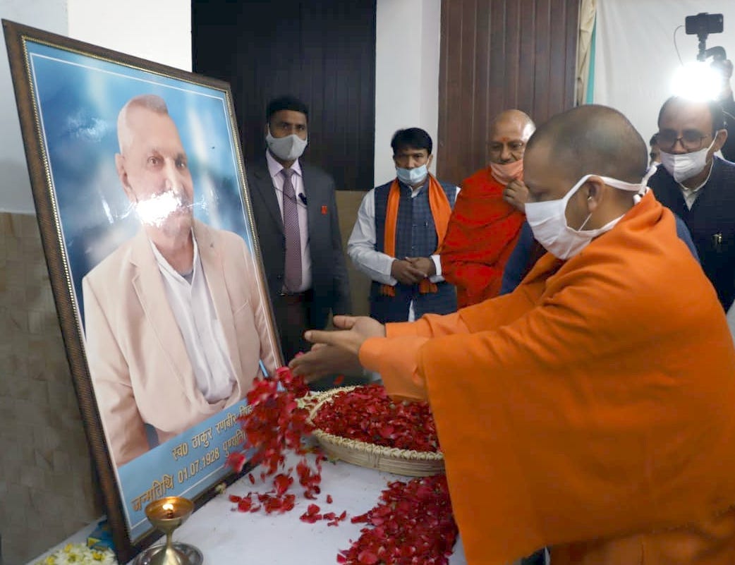 शामली ः रविवार को थानाभवन में कैबिनेट मंत्री सुरेश राणा के पिता स्व. ठाकुर रणवीर सिंह के चित्र पर ? शामली ः रविवार को थानाभवन में कैबिनेट मंत्री सुरेश राणा के पिता स्व. ठाकुर रणवीर सिंह के चित्र पर ?
