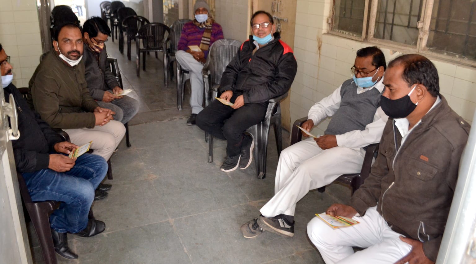 लखीमपुर प्रतिक्षालय में अपनी बारी का इंतजार करते स्वास्थ्यकर्मी