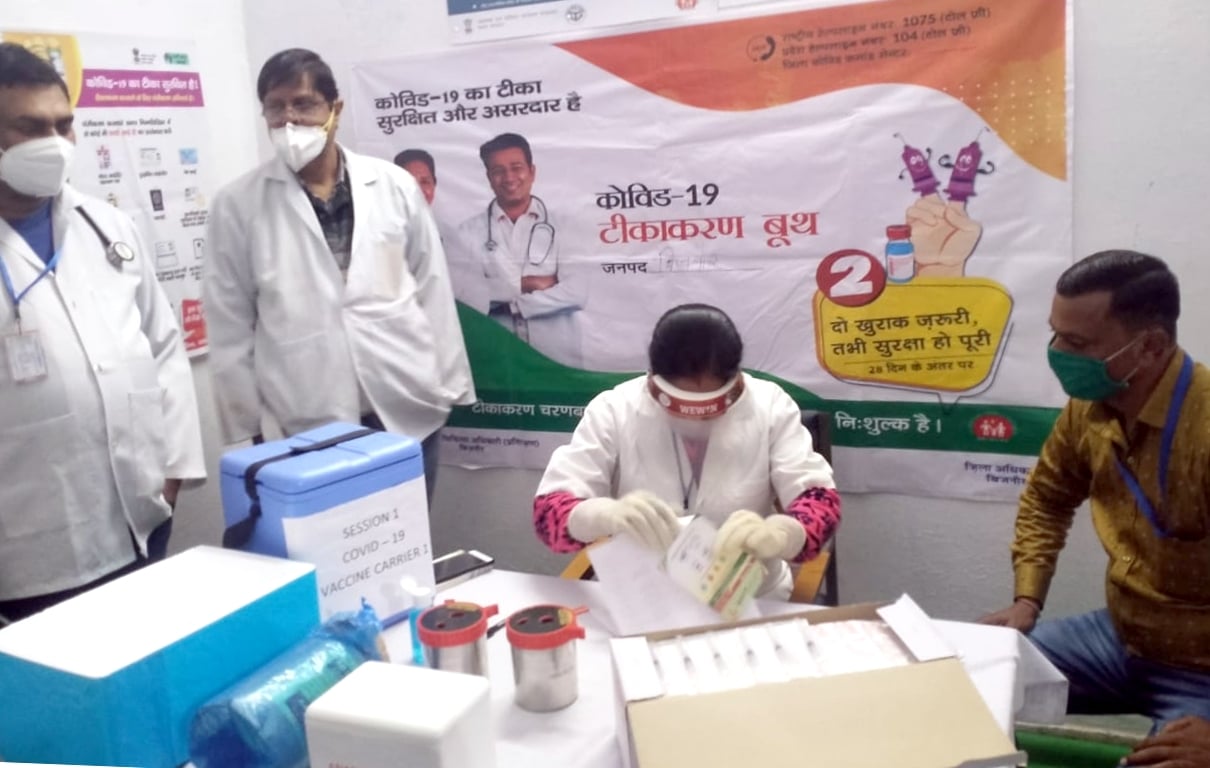 नगीना के सामुदायिक स्वास्थ्य केंद्र पर पहला कोरोना वैक्सीन टीका लगवाने पहुंचे कमल कुमार।