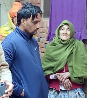हीमपुर दीपा थाना क्षेत्र के गांव पीपली जट के गांव में महिला का शव पर गमजदा परिजन।
