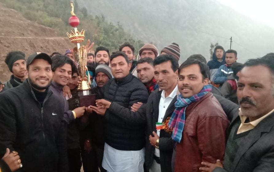 डालकन्या में विजेता टीम को पुरस्कृत करते विधायक राम सिंह कैड़ा। 