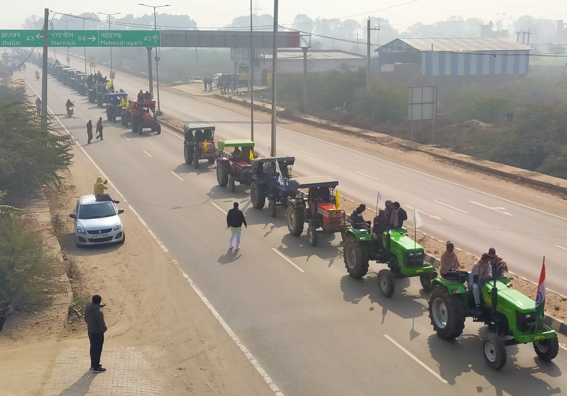 दादरी शहर में ट्रैक्टर मार्च निकालते किसान। दादरी शहर में ट्रैक्टर मार्च निकालते किसान।