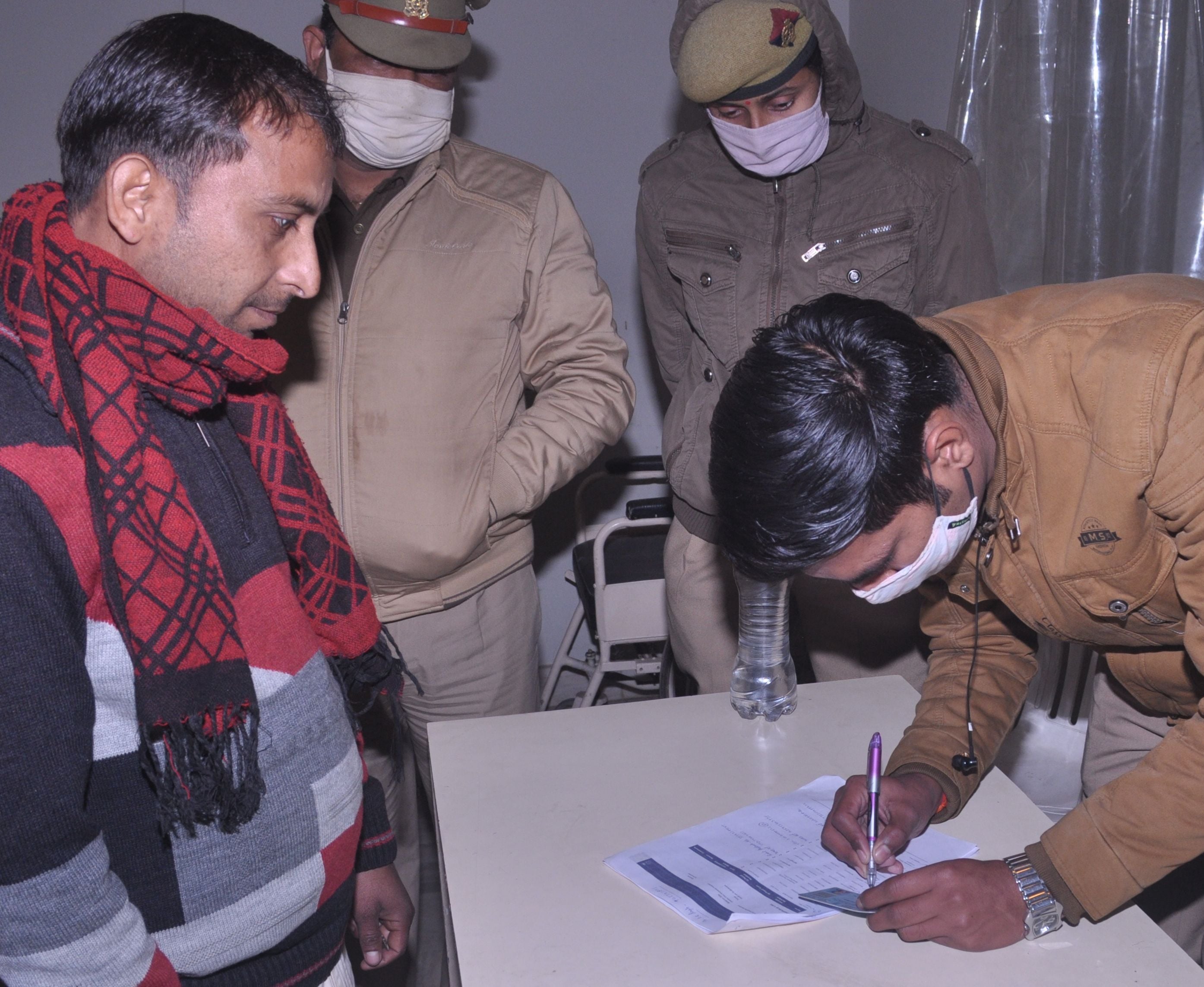 वैक्सीन टीकाकरण के लिए पहले काउंटर पर आईडी चेक कराता कोरोना योद्धा। वैक्सीन टीकाकरण के लिए पहले काउंटर पर आईडी चेक कराता कोरोना योद्धा।