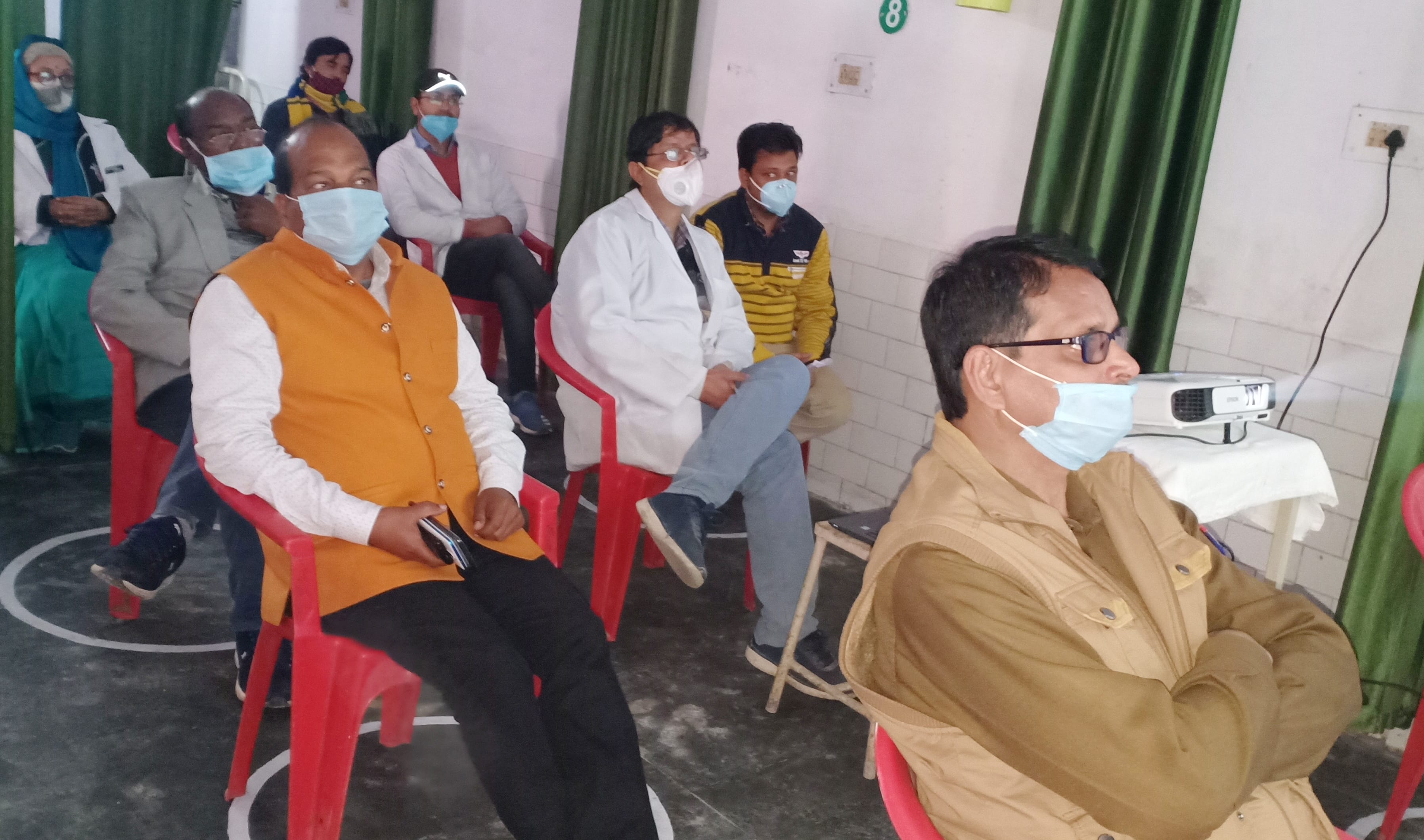 नगीना के सामुदायिक स्वास्थ्य केंद्र पर प्रधानमंत्री का लाइव भाषण सुनते अधिकारी व स्वास्थ्यकर्?