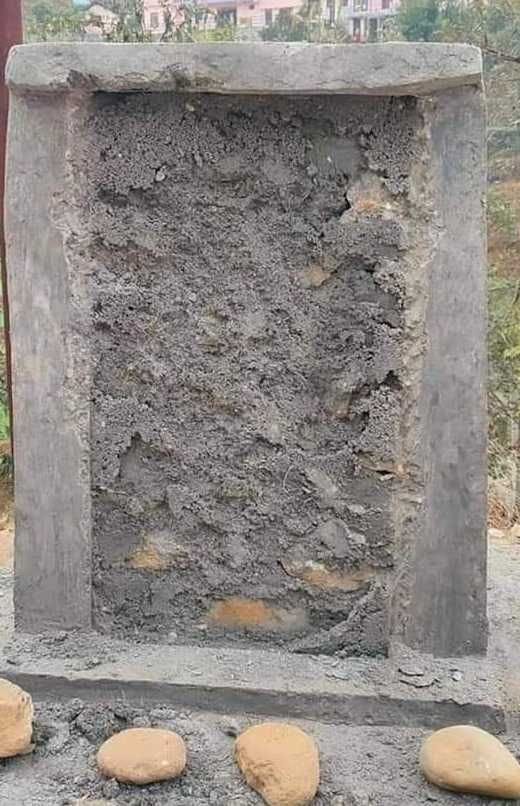 हो हल्ला मचने के बाद कपकोट के भयूं-गडेरा सड़क पर उखाड़ा गया शिलापट। संवाद न्यूज एजेंसी हो हल्ला मचने के बाद कपकोट के भयूं-गडेरा सड़क पर उखाड़ा गया शिलापट। संवाद न्यूज एजेंसी