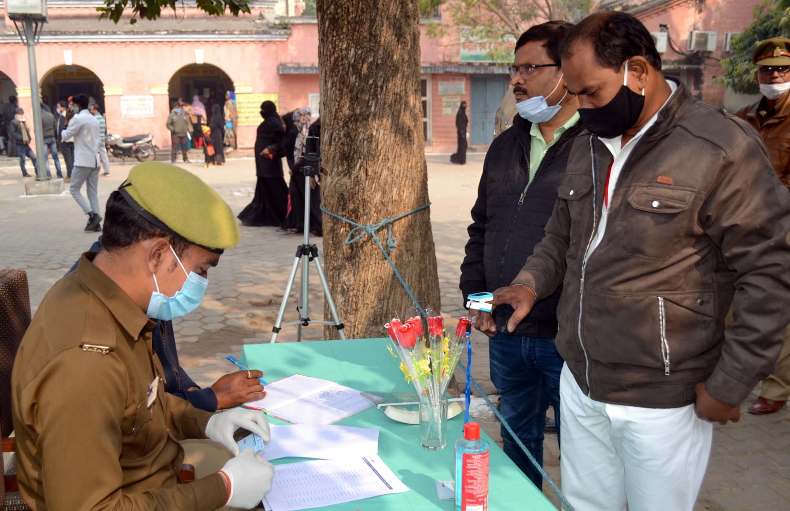 काउंटर पर अपनी जांच करवाते लोग