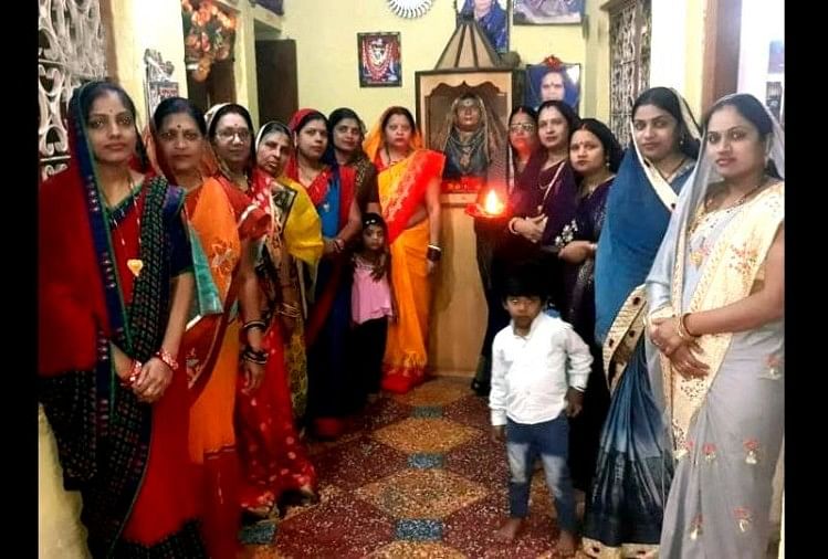 11 Daughter In Law Build Her Mother In Law Geeta Devi Temple In Bilaspur -  बिलासपुर: 11 बहुओं ने बनवाया सास का मंदिर, रोजाना करती हैं पूजा-आरती - Amar  Ujala Hindi News Live