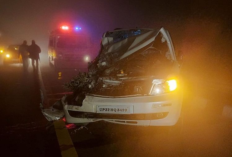 यूपी: घने कोहरे में आगरा-लखनऊ एक्सप्रेस-वे पर चार वाहन टकराए, 13 घायल आगरा-लखनऊ एक्सप्रेस-वे पर हादसा