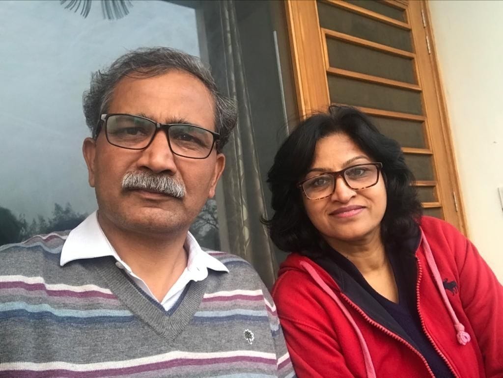 अपनी पत्नी के साथ खुशी के पल बिताते डॉ. रमेश पांचाल। संवाद अपनी पत्नी के साथ खुशी के पल बिताते डॉ. रमेश पांचाल। संवाद