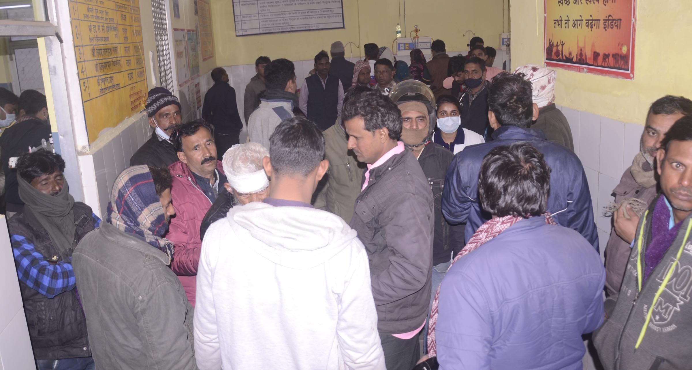 आसपुर देवसरा के बरचौली में दो पक्षों में मारपीट में घायलों के जिला अस्पताल पहुंचने पर जुटी भीड़।