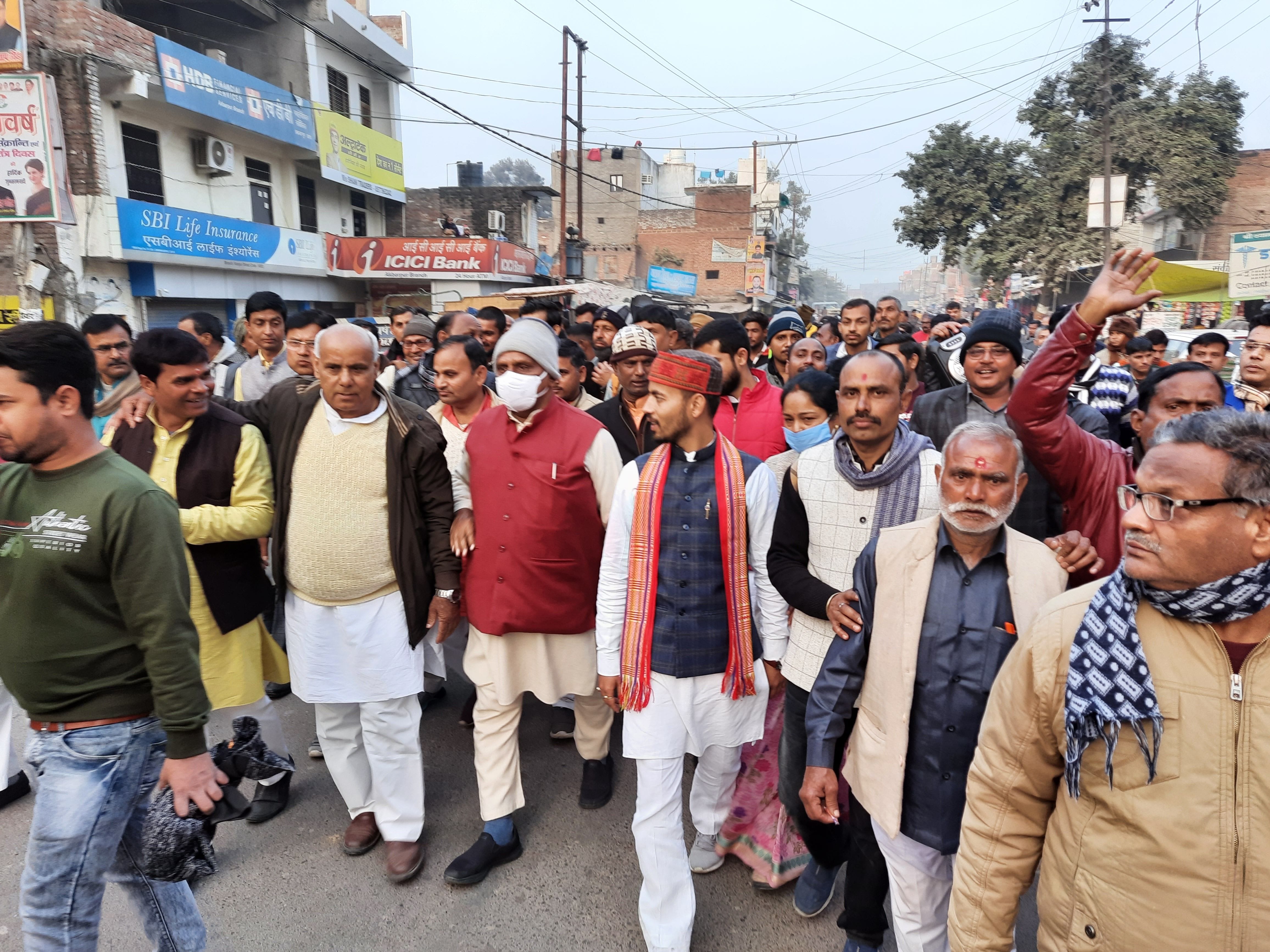अकबरपुर में सांसद की अगुवाई में पदयात्रा निकालते विश्व हिंदू परिषद कार्याकर्ता। अकबरपुर में सांसद की अगुवाई में पदयात्रा निकालते विश्व हिंदू परिषद कार्याकर्ता।