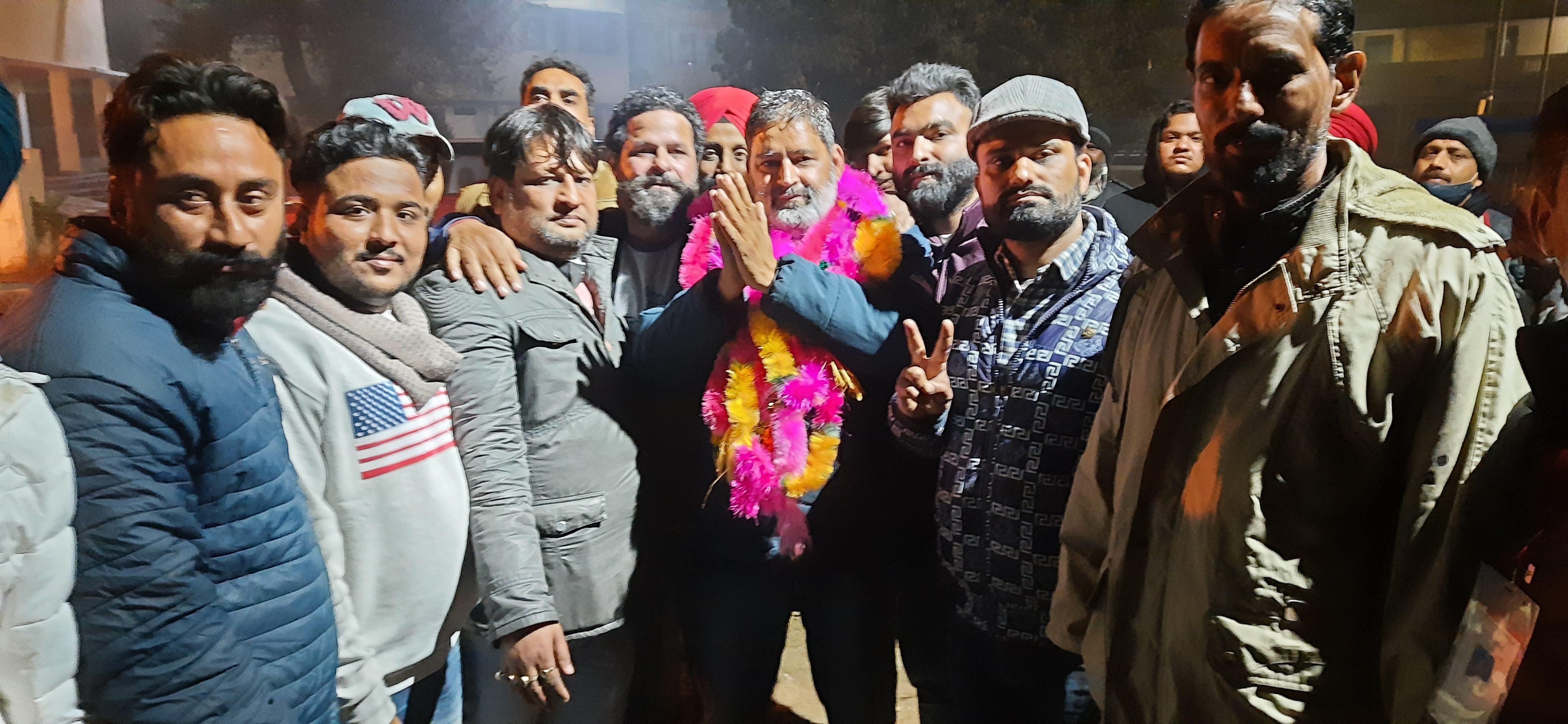 ुनाव के बाद लोगों का अभिवादन स्वीकर करते अध्यक्ष राजकुमार बजाज