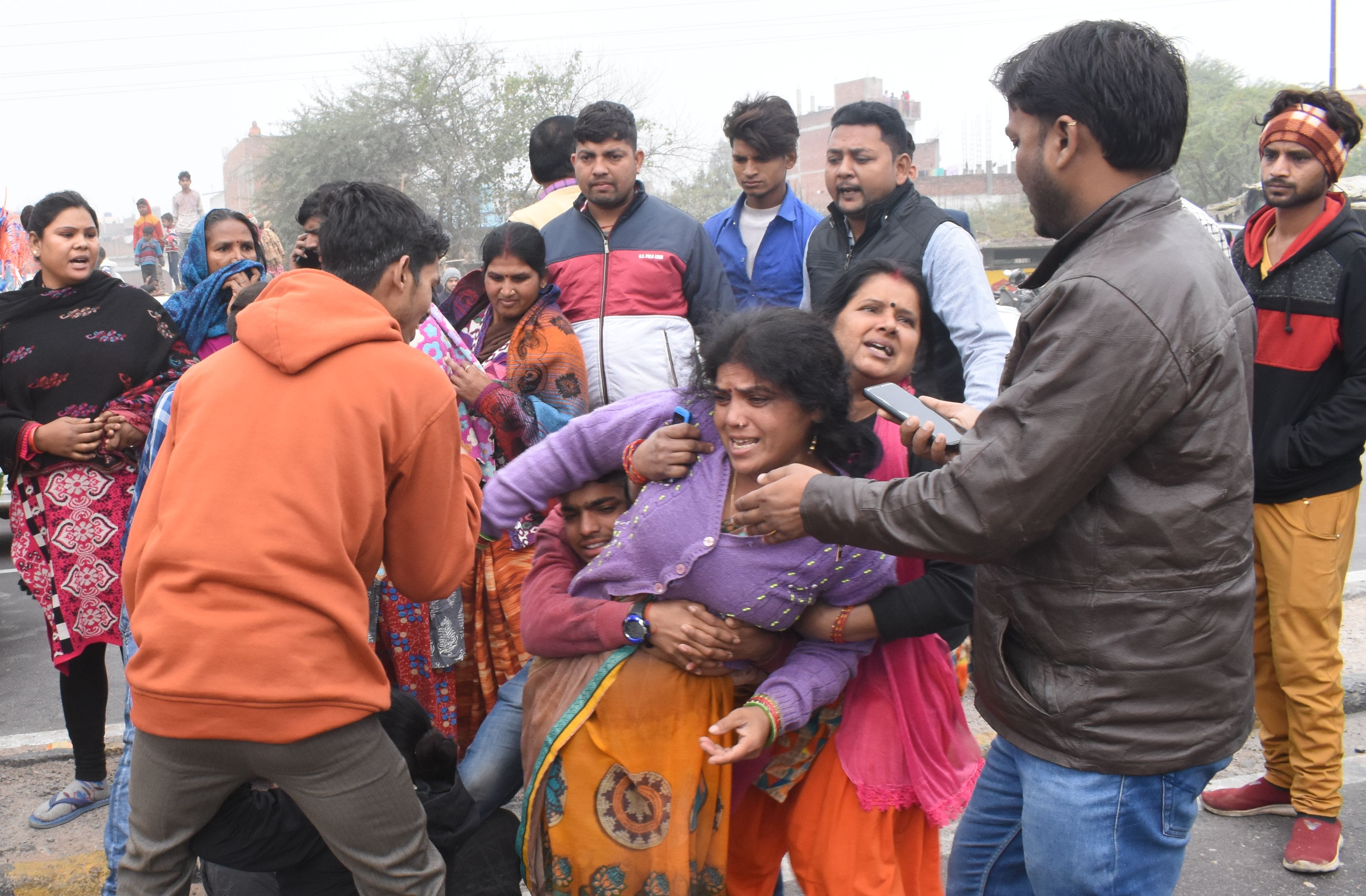 हादसे के बाद घटनास्थल पर बिलखते परिजन। हादसे के बाद घटनास्थल पर बिलखते परिजन।