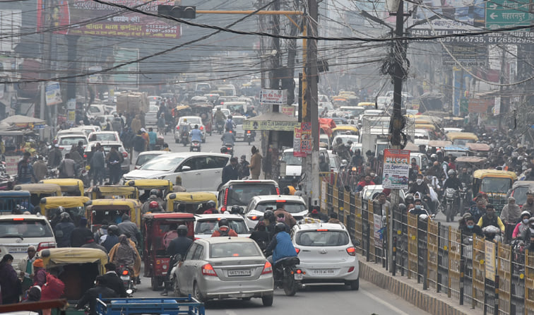 बैरियर के कारण कोर्ट रोड पर लगा जाम। बैरियर के कारण कोर्ट रोड पर लगा जाम।