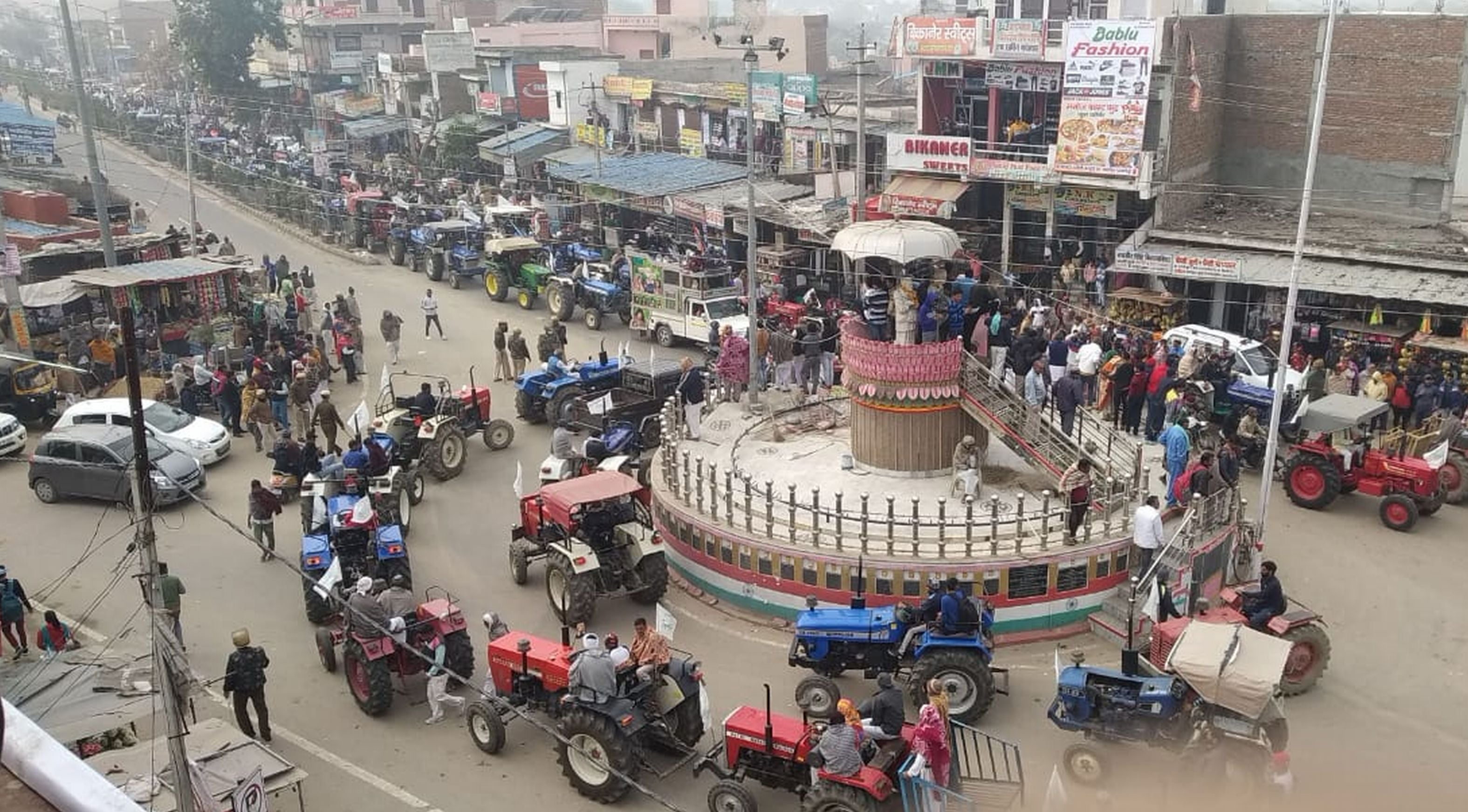 चरखी दादरी के बाढ़डा के क्रांतिकारी चौक से गुजरता ट्रैक्टरों का काफिला। चरखी दादरी के बाढ़डा के क्रांतिकारी चौक से गुजरता ट्रैक्टरों का काफिला।