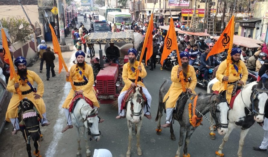 नजीबाबाद में गुरु गोबिंद सिंह प्रकाशोत्सव पर नगर कीर्तन की अगुवाई करते पंज प्यारे। नजीबाबाद में गुरु गोबिंद सिंह प्रकाशोत्सव पर नगर कीर्तन की अगुवाई करते पंज प्यारे।