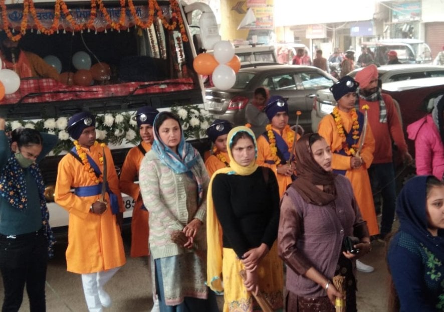 नजीबाबाद में गुरु गोबिंद सिंह प्रकाशोत्सव पर गुरुग्रंथ साहिब पालकी के आगे चलतीं सेवादार महिलाए? नजीबाबाद में गुरु गोबिंद सिंह प्रकाशोत्सव पर गुरुग्रंथ साहिब पालकी के आगे चलतीं सेवादार महिलाए?