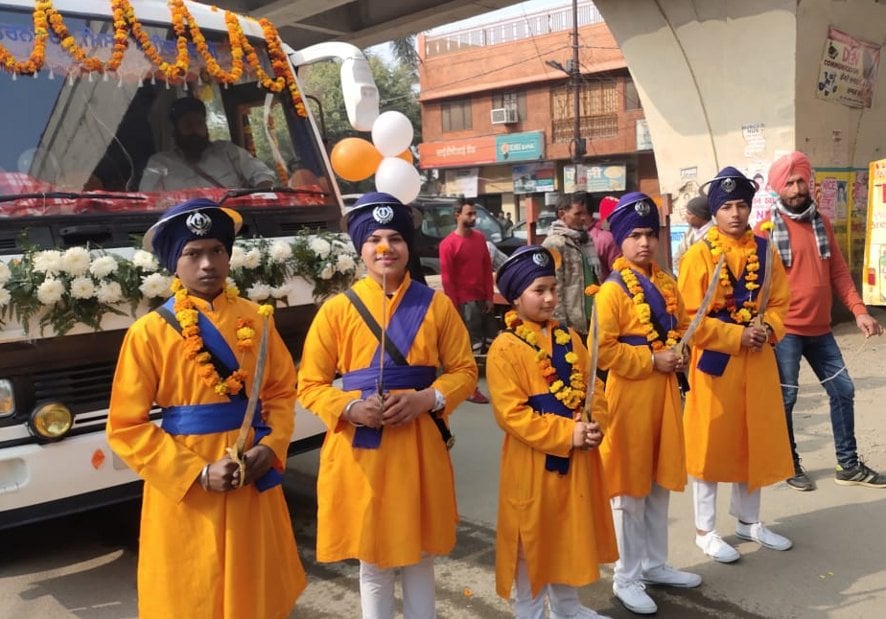 नजीबाबाद में गुरु गोबिंद सिंह प्रकाश पर्व पर गुरुग्रंथ साहिब पालकी की अगुवाई करते पंज प्यारे। नजीबाबाद में गुरु गोबिंद सिंह प्रकाश पर्व पर गुरुग्रंथ साहिब पालकी की अगुवाई करते पंज प्यारे।