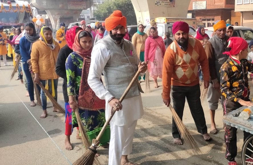 नजीबाबाद में गुरुग्रंथ साहिब पालकी मार्ग की सफाई करता सेवा जत्था। नजीबाबाद में गुरुग्रंथ साहिब पालकी मार्ग की सफाई करता सेवा जत्था।