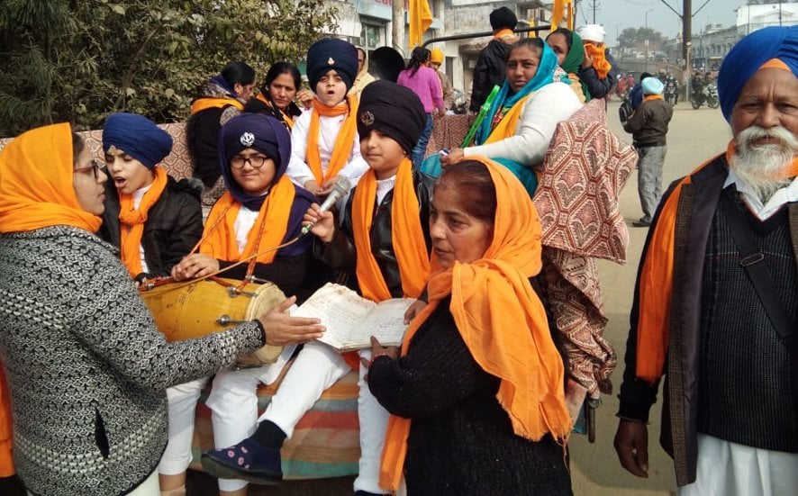 नजीबाबाद में शबद-कीर्तन प्रस्तुत करते सुभाषनगर गुरुद्वारे क्षेत्र की महिलाएं और बच्चे। नजीबाबाद में शबद-कीर्तन प्रस्तुत करते सुभाषनगर गुरुद्वारे क्षेत्र की महिलाएं और बच्चे।