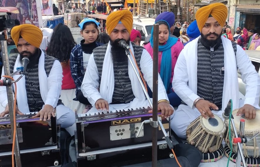 नजीबाबाद में निकाले गए नगर कीर्तन में धार्मिक कार्यक्रम प्रस्तुत करता रागी जत्था। नजीबाबाद में निकाले गए नगर कीर्तन में धार्मिक कार्यक्रम प्रस्तुत करता रागी जत्था।