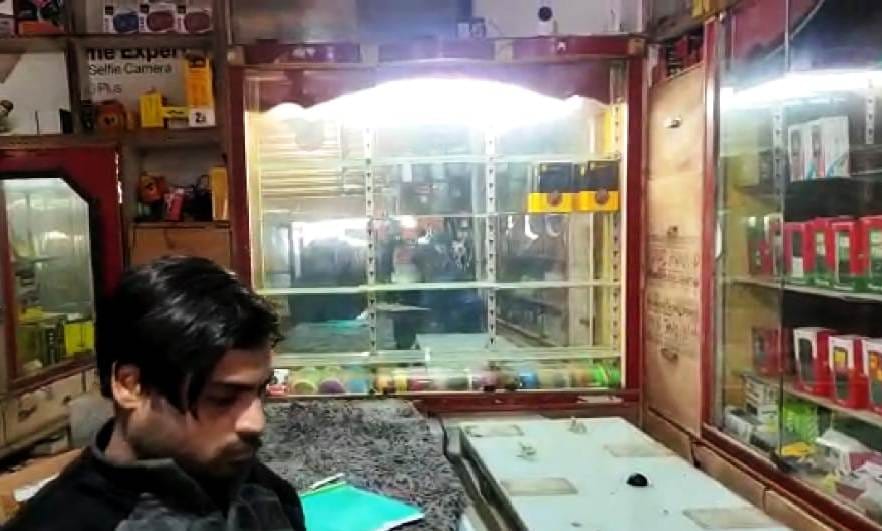 कासगंज में मोबाइल की दुकान जिससे मोबाइल चोरी कर ले गए चोर। कासगंज में मोबाइल की दुकान जिससे मोबाइल चोरी कर ले गए चोर।