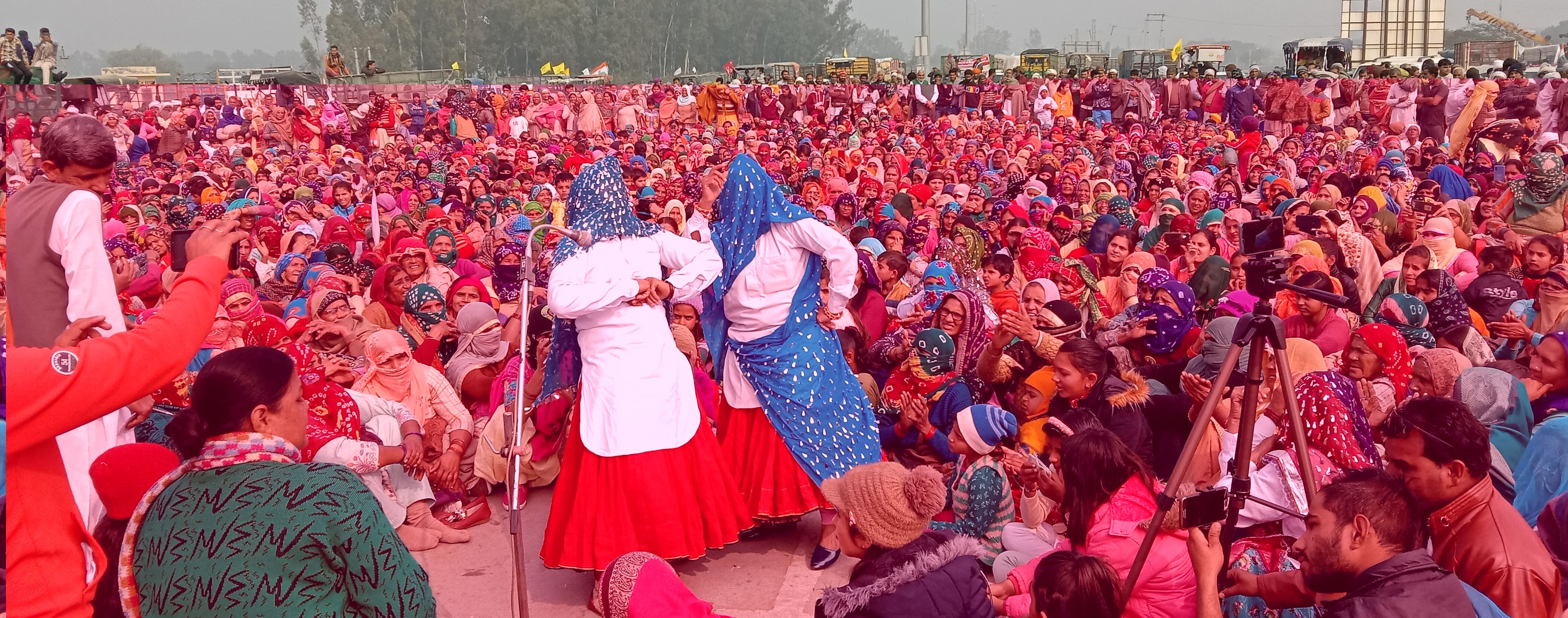 बद्दोवाल टोल पर हरियाणवी नृत्य करती महिलाएं व महिला दिवस कार्यक्रम में पहुंची महिलाएं। संवाद