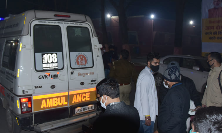 एंबुलेंस में शव के दौरान निगरानी में रही पुलिस व अधिकारी