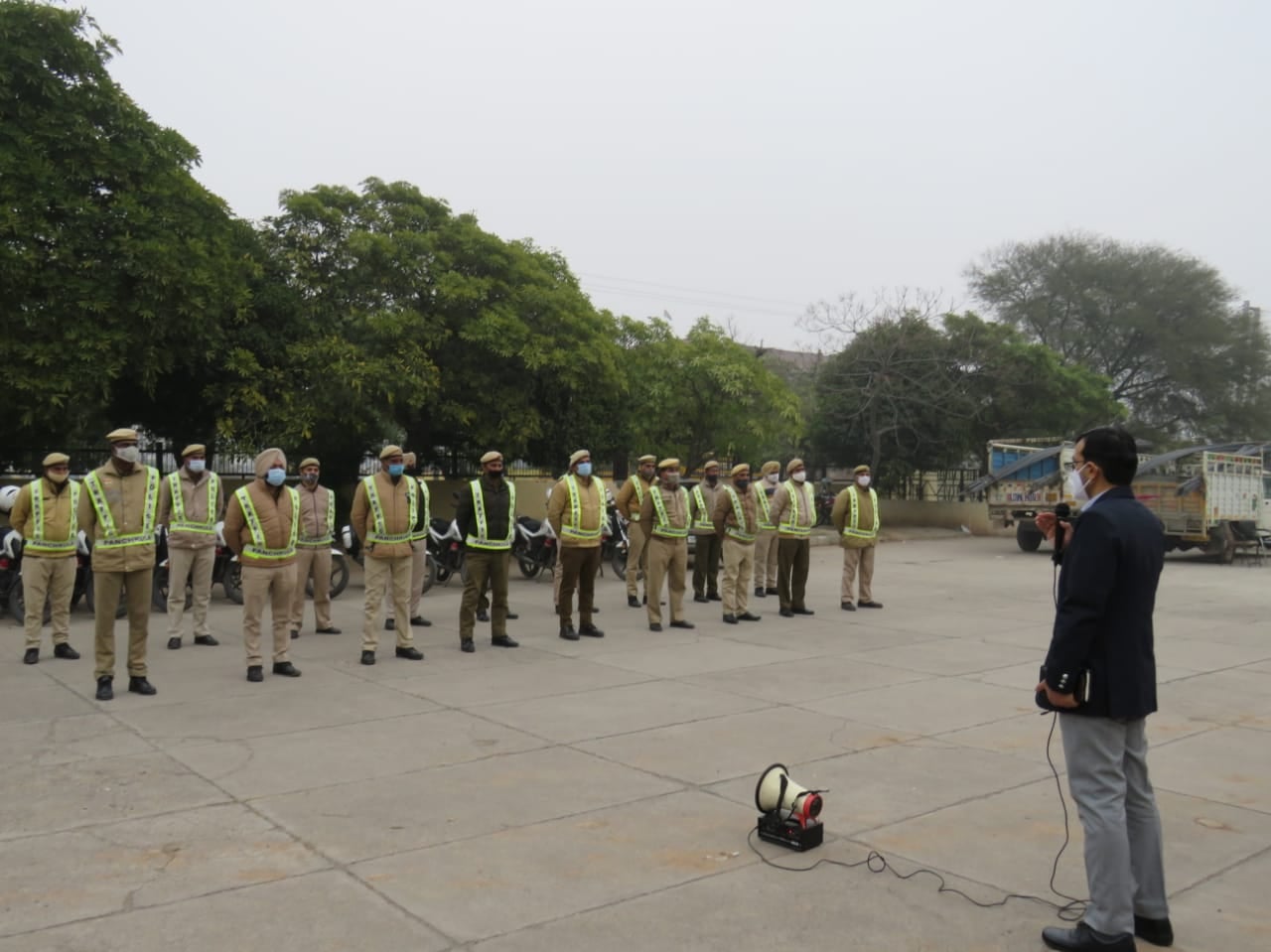 सूरजपुर ट्रैफिक पुलिस थाने में क्यूआरटी को संबोधित करते डीसीपी मोहित हांडा।