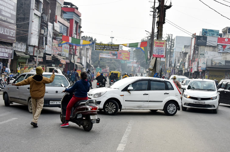कलक्ट्रेट के सामने बैरियर से रास्ता बंद होने के कारण आयकर भवन के सामने से ट्रैफिक को कंट्रोल करता कलक्ट्रेट के सामने बैरियर से रास्ता बंद होने के कारण आयकर भवन के सामने से ट्रैफिक को कंट्रोल करता