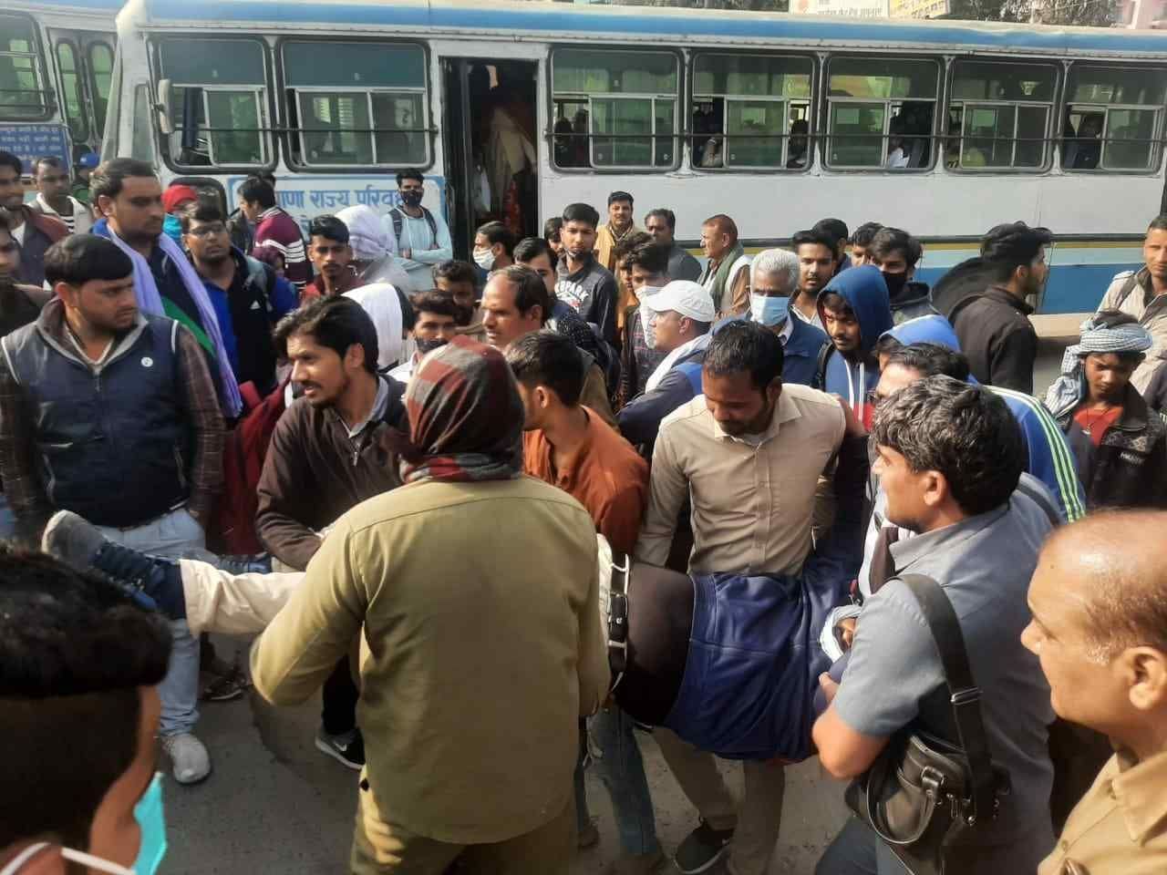 नारनौल बस स्टैंड के बाहर घायल चालक को उपचार को लेकर जाते रोडवेज कर्मचारी। संवाद नारनौल बस स्टैंड के बाहर घायल चालक को उपचार को लेकर जाते रोडवेज कर्मचारी। संवाद