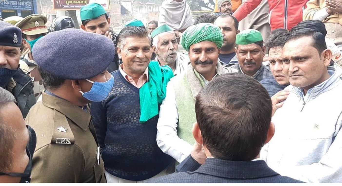 चरथावल ब्लॉक पर अधिकारियों से वार्ता करते ठा. पूरण सिंह चरथावल ब्लॉक पर अधिकारियों से वार्ता करते ठा. पूरण सिंह