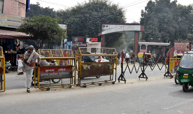 कलक्ट्रेट के सामने लगे बैरियर। कलक्ट्रेट के सामने लगे बैरियर।