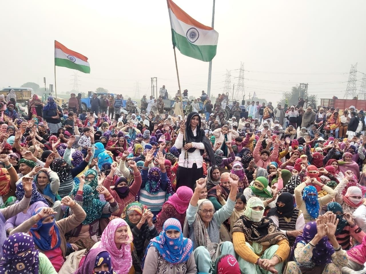 खटकड़ टोल पर राष्ट्र ध्वज फहराती महिलाएं। अमर उजाला