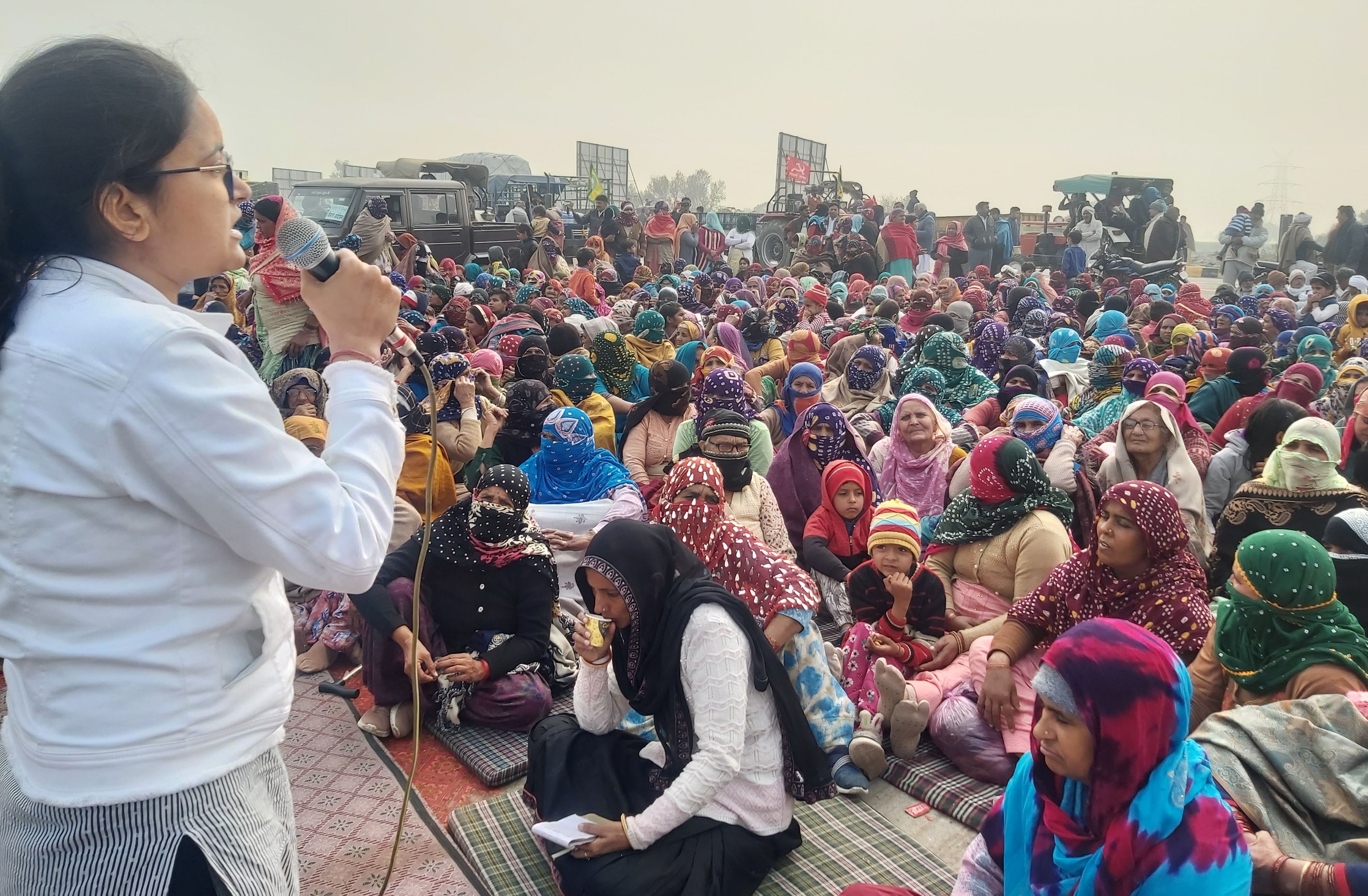 खटकड़ टोल पर महिलाओं को संबोधित करती कानून की छात्रा सुमित।