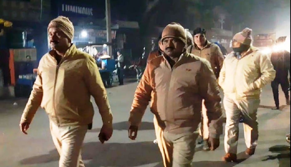 कासगंज के सिढ़पुरा में देर सायं गश्त करती पुलिस